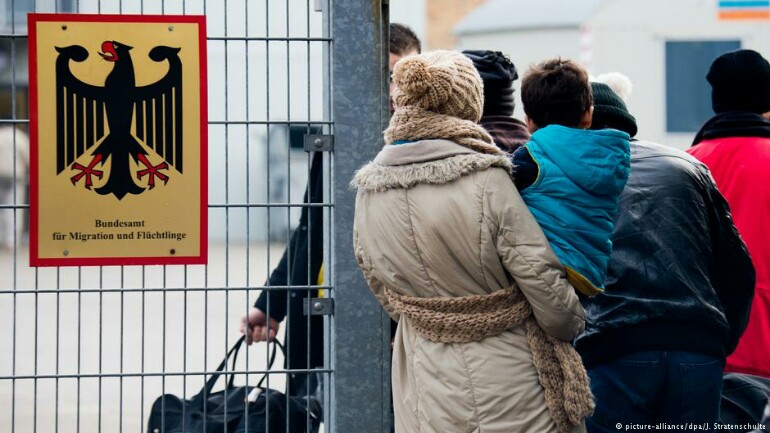 اعادة فتح ملفات ألاف اللاجئين في ألمانيا بعد فضيحة فساد بمكتب هجرة بريمن