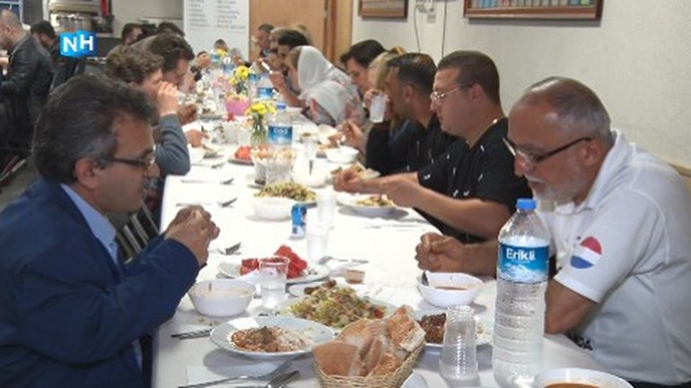 مسجد القبة بشمال هولندا ينظم افطار جماعي طيلة شهر رمضان للمسلمين وغيرهم - الجميع مرحب بهم