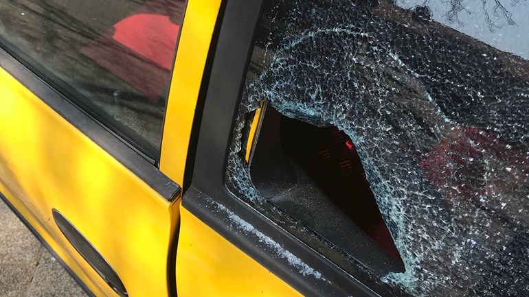 الشرطة تضطر لكسر نافذة سيارة لإخراج طفل رضيع علق بداخلها في روتردام