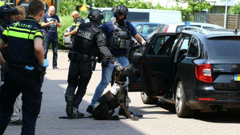 الشرطة تطلق النار على رجل لوح بفأس وصرخ الله أكبر في Schiedam