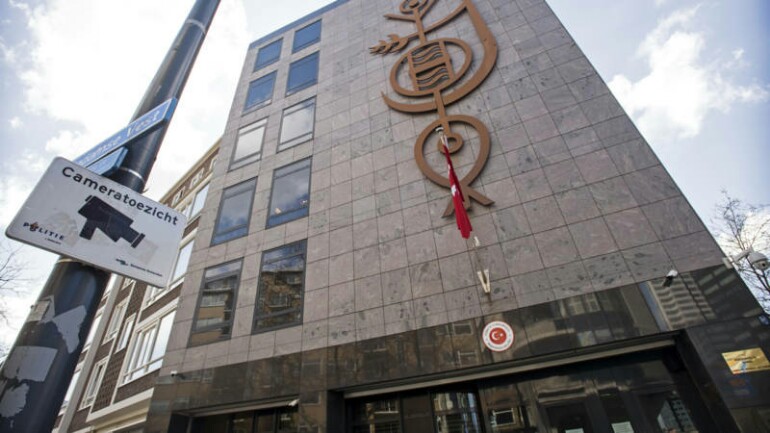 حراس أمن القنصلية التركية في روتردام يرتكبون خطأ باستخدامهم رذاذ الفلفل ضد مراجع