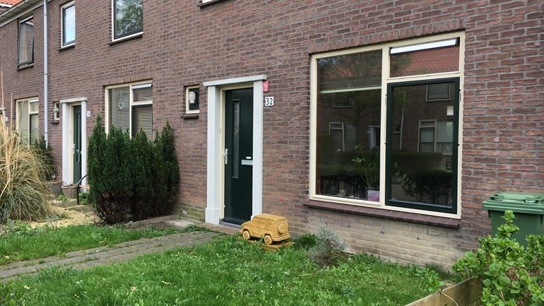 سكان الحي يقيمون الحفلة والولائم لرحيل الجار المزعج في فلاردينغين