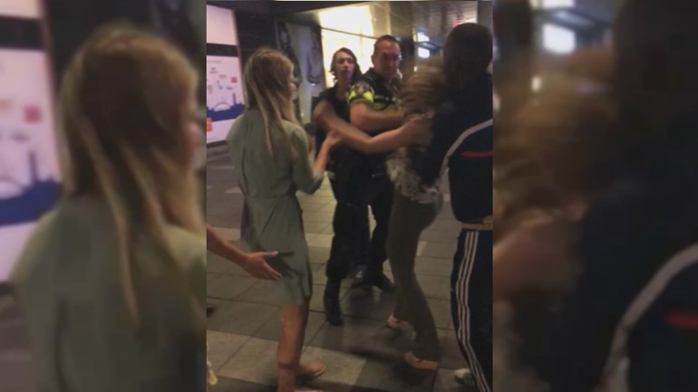 تصاعد عملية اعتقال في مركز روتردام - شرطي يوجه لكمات وضرب بالهراوة لامرأة حاولت التدخل
