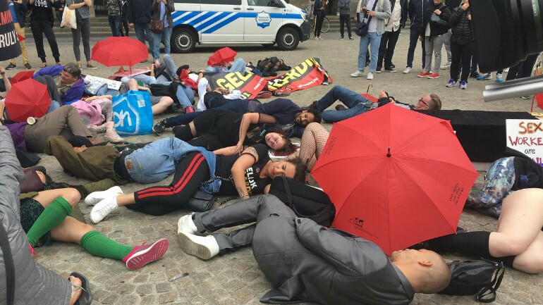 مظاهرة للعاملات في الجنس ضد القوانين الجديدة في ريدلايت بأمستردام 