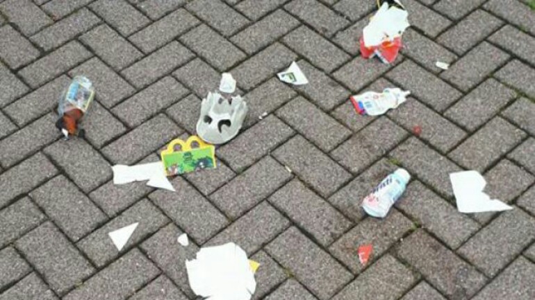 الشرطة تجمع النفايات المرمية في الشارع وتعيدها لسيارة وحدائق الشبان في جنوب هولندا