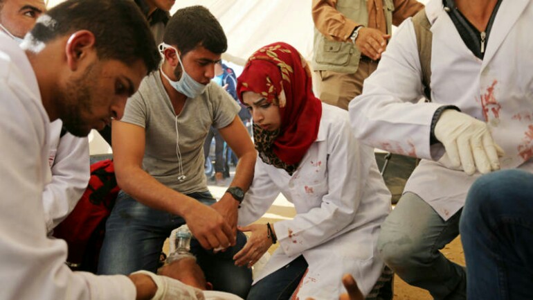 كان الشاش والضمادات هو سلاح الممرضة الفلسطينية رزان النجار