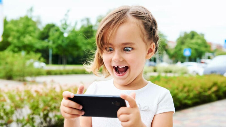 تحذير من استخدام الأطفال للهواتف الذكية - ربع الأطفال في هولندا بسن 13 قصيري النظر