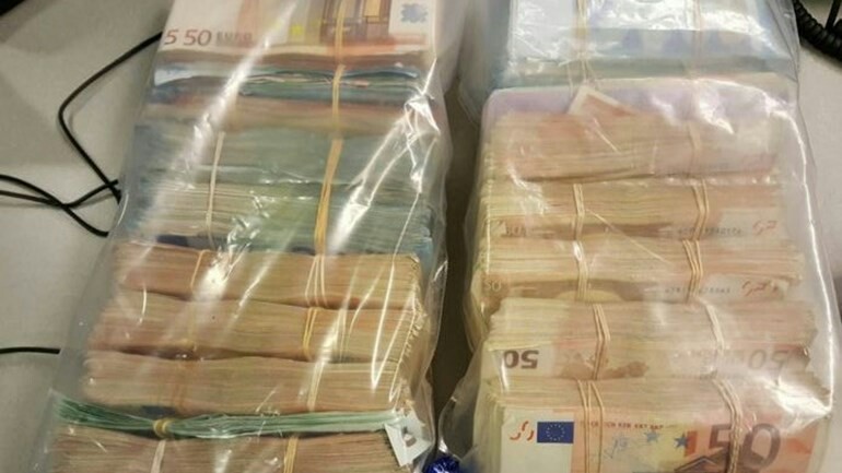 بعد العثور على مئات الألاف من اليورو بأكياس بالية في روتردام - المحكمة تنظر بقضية غسيل أموال