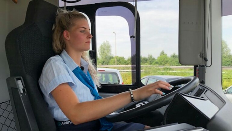 ليزا أصغر سائقة حافلة ركاب في هولندا - تبلغ من العمر 18 عام