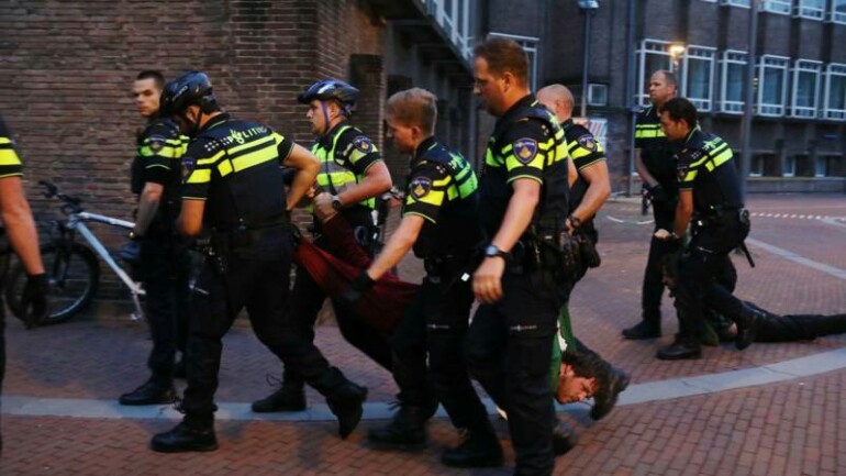 الشرطة تقمع مظاهرة طلابية ضد التقشف ليلة البارحة في أمستردام