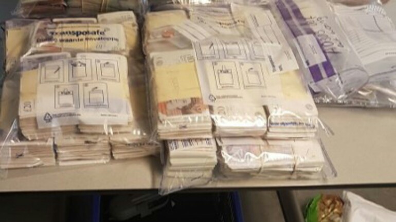 الشرطة تكتشف نصف مليون يورو ومخدرات لدى شاب بمنزل في Schiedam