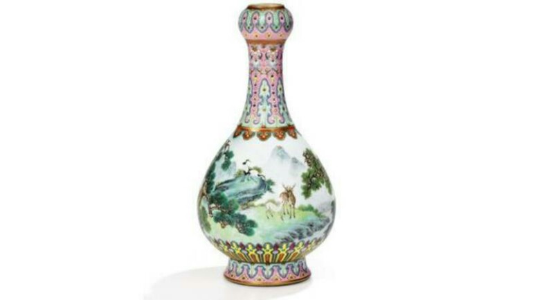 امرأة تبيع مزهرية بمبلغ خيالي في المزاد - وجدتها بصندوق أحذية في علية منزلها