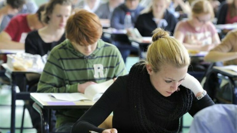 طالب تعليم ثانوي في مدرسة بدانهاخ يكتشف أن المدرس يعلمهم منهاج خاطيء طوال العام