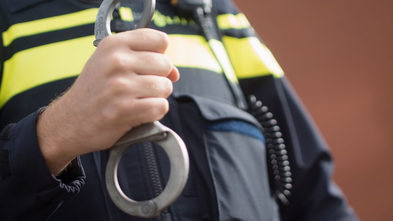 امرأة تشتم الشرطة لتضمن مرافقة صديقها في الاعتقال بجنوب هولندا