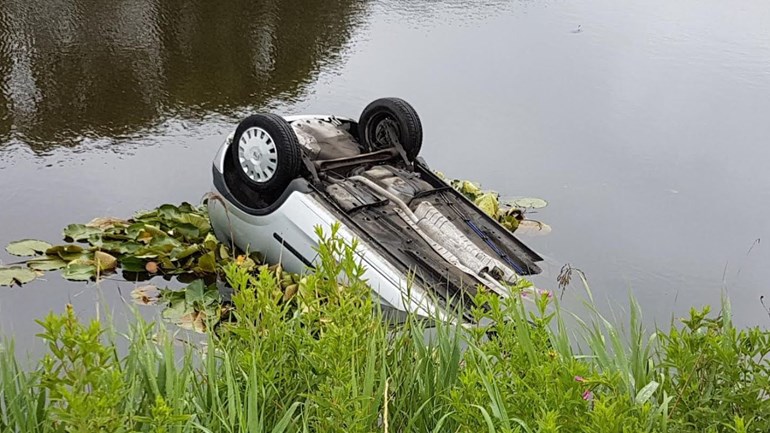 راكب دراجة ينقذ حياة امرأة سقطت بسيارتها في المياه بألكمار