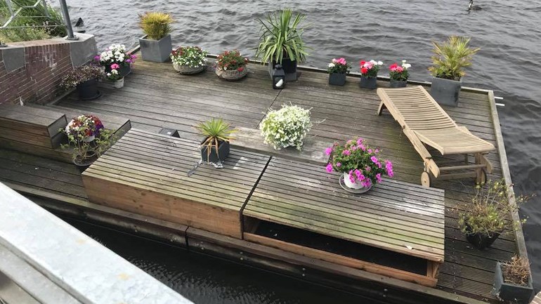 رجل يعثر على تراس كامل عائم على المياه أسفل جسر قرب Haarlem 