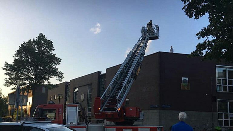 طفل 9 سنوات تسلق لأعلى البناء كسبايدر مان فحضر فريق الإطفاء لإنزاله في أمستردام