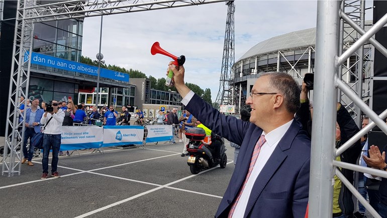 أبو طالب يعطي اشارة انطلاق سباق الدراجاتTour de Rotterdam - هذا العام لصالح مرضى السرطان 