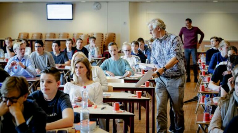 بعد نجاحهم - غضب الأهالي ومئات الطلاب بعد ابلاغهم بالرسوب بمدرستي VMBO بماستريخت