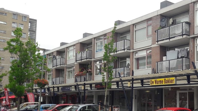 بلدية Schiedam تقرر اغلاق منزل وابعاد المقيم عن المنطقة بعد اطلاق النار ورمي قنبلة على الشرفة