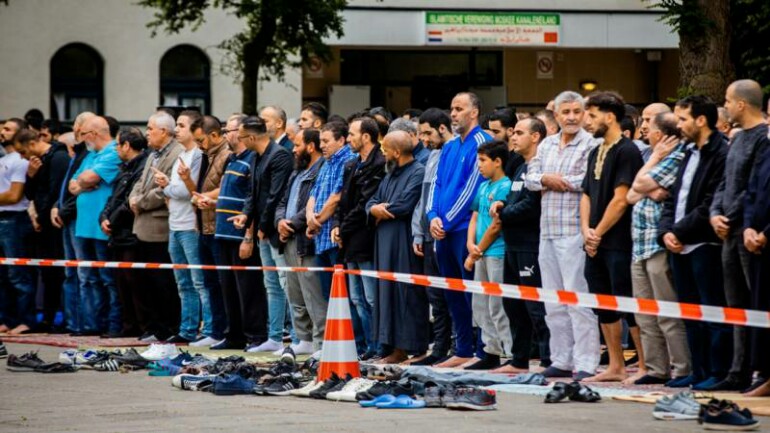 المئات من المسلمين تجمعوا اليوم لصلاة الجنازة على المرأة التي قتلها زوجها في أوتريخت