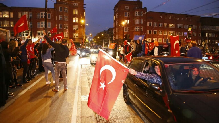 احتفال الجالية التركية بهولندا بفوز أردوغان حتى ساعة متأخرة من الليل في أمستردام وروتردام 