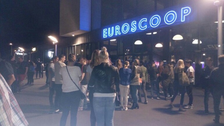 إخلاء سينما في تيلبورخ من الزوار بعد الإبلاغ عن حزمة مشبوهة