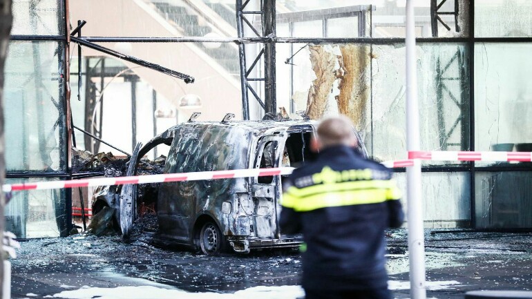 اندلاع النيران بفان بعد صدمه عمدا واجهة مبنى صحيفة Telegraaf في أمستردام