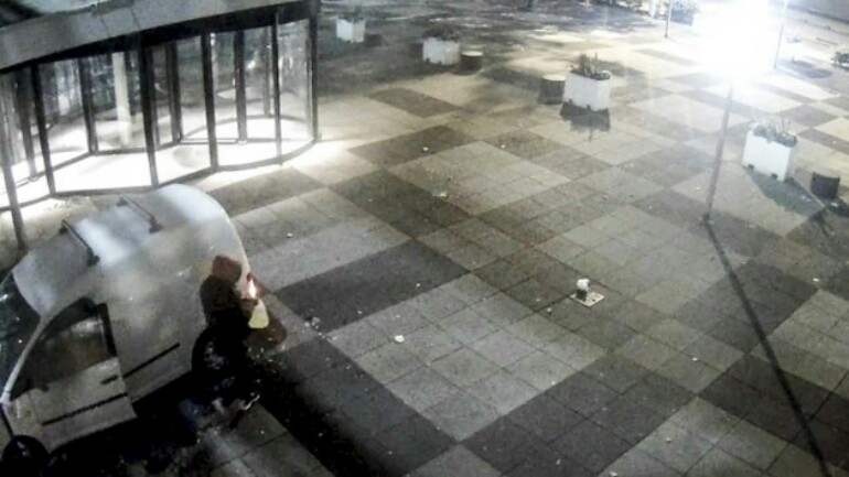 صحيفة تيلغراف تنشر فيديو يظهر الجاني وهو يصدم المبنى عمدا - رئيس الوزراء : ماحصل صفعة للصحافة الحرة