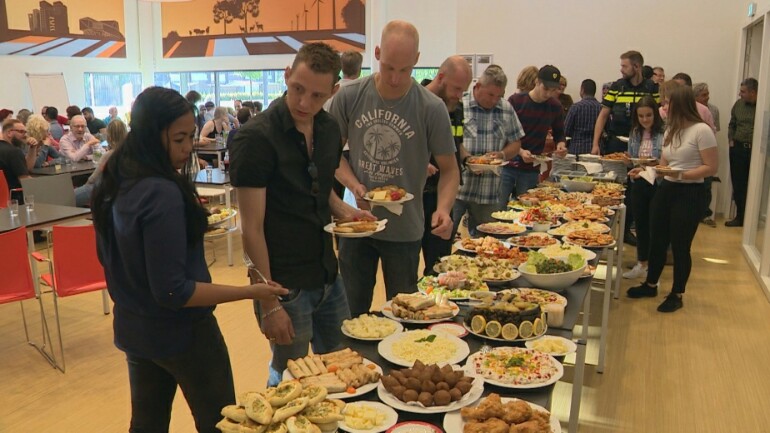 بعد حصول أغلبهم على وظائف - السوريين ينظمون عشاء الإندماج الأخير في ليليستاد