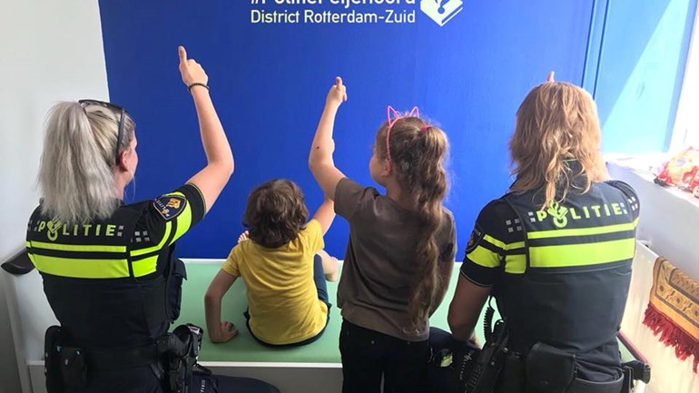 أم لطفلين تطلب مساعدة شرطة روتردام لتأمين سريرين لطفليها - فتأتي المساعدات من كل مكان