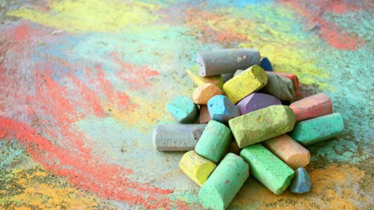 غرامة 140 يورو لأربعة طلاب لأنهم كتبوا بالطباشير على رصيف شارع في أوتريخت