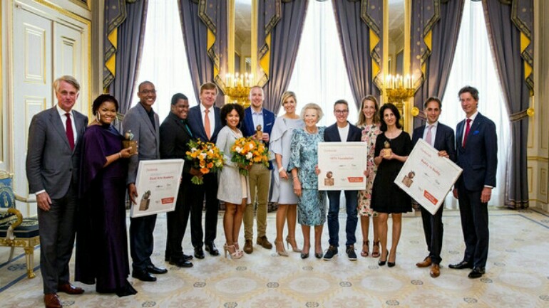 الملكة Máxima تتأثر أثناء حديثها مع الشاب السوري محمد الدرويش في قصر نوردآيندي