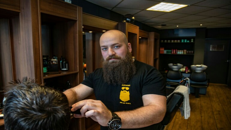 مدينة Kampen الهولندية القديمة تجد حلاقها الجديد - السوري أبو الوفا