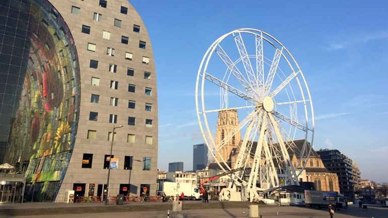 العشاء في العجلة الهوائية أمام سوق Markthal في روتردام أصبح أمرا واقعا