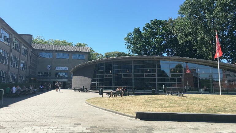 تعليق دراسة طالب بمدرسة ثانوية بأمريسفورت بعد أن ركب رأس المعلم في فيلم نازي