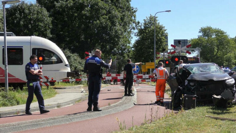 فتاة تترك السيارة على السكة ليصدمها القطار في خرونينغين - أصيب الراكب بجروح خطيرة