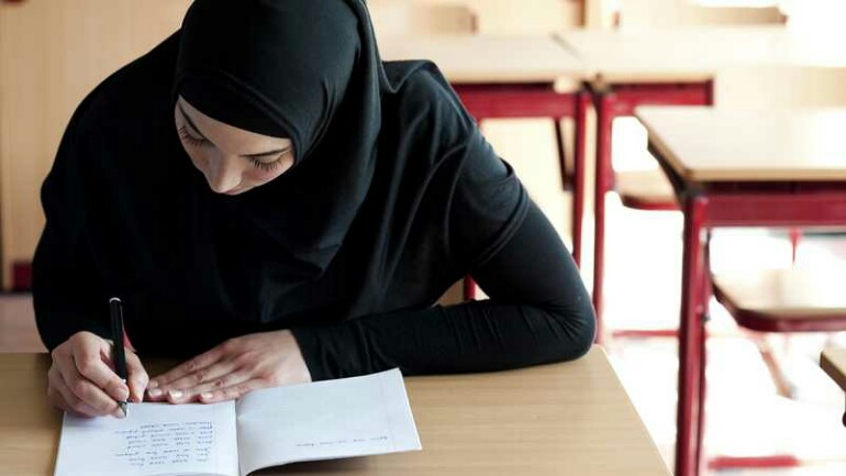 الشرطة تداهم أحد عشر مركزا لتعليم اللغة inburgering في أمستردام وأوتريخت لإشتباه بالإحتيال والتزوير