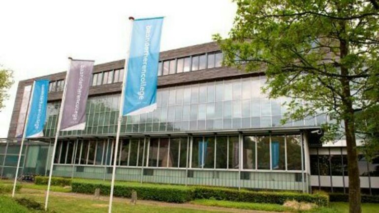 والد طالبة 15 عام يضرب معلم بمدرسة في تيلبورخ كان على علاقة جنسية مع ابنته