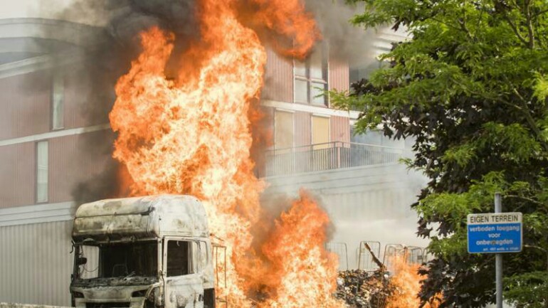 إغلاق متجر Albert Heijn واخلاء عدة منازل بأوتريخت بسبب اندلاع حريق بشاحنة