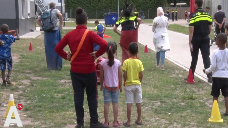 شرطة أمستردام يلعبون الرياضة مع أطفال مركز اللجوء - نحن مجرد أشخاص عاديين