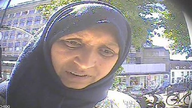 الشرطة تبحث عن هذه اللصة - سرقت امرأة مسنة 76 عام في Haarlem شمال هولندا