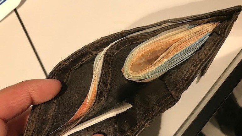 سائح يعثر على محفظة مليئة بالأموال بجوار محطة أمستردام المركزية فيسلمها للشرطة