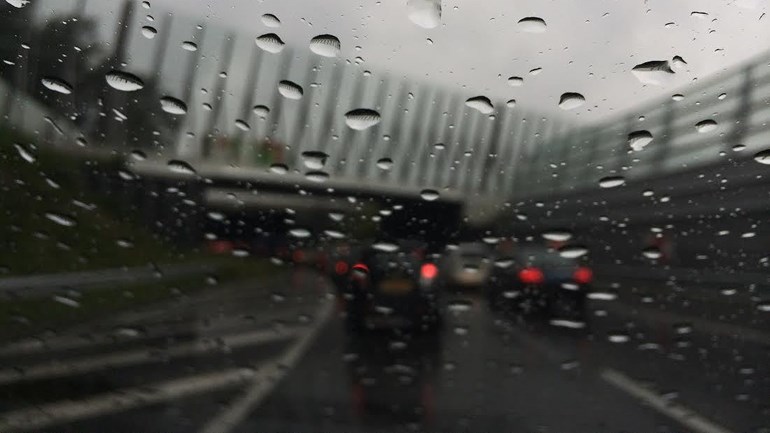 توقع هطول الأمطار اليوم وخدمة الطرق تحذر من الانزلاق على الطرق