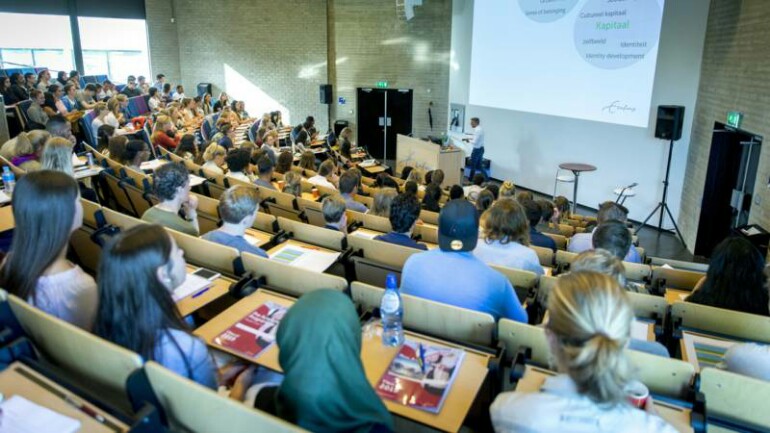 تخفيض الرسوم الدراسية في الجامعات والكليات إلى النصف في العام الدراسي الأول