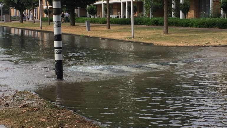 فيضان الشوارع بالمياه في Zwijndrecht جنوب هولندا وقطع المياه عن أكثر من 500 عائلة