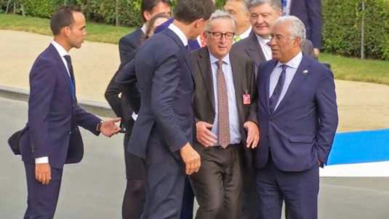 رئيس المفوضية الأوروبية يسير بين الزعماء مترنحا - هل هو سكران أم حقا ألم في الظهر