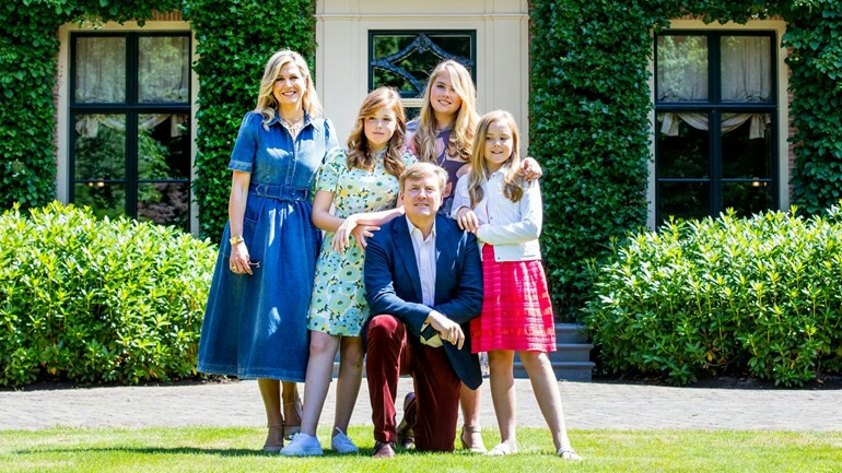 جلسة تصوير العائلة الهولندية المالكة قبل العطلة الصيفية - الأميرات سيبقون بلا هواتف
