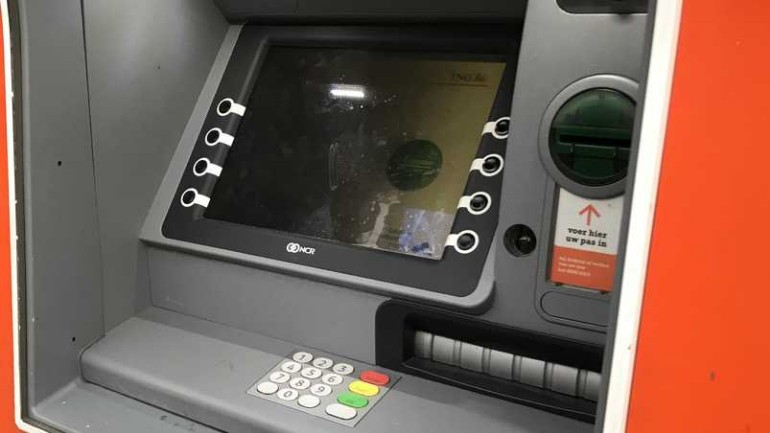 رجل هولندي يسحب 5000 € من الصراف الألي بألمانيا فيترك 2000 € وراءه