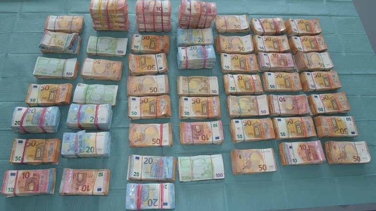 الشرطة تعثر على أكثر من مليوني يورو نقدا في صالة أفراح بأمستردام